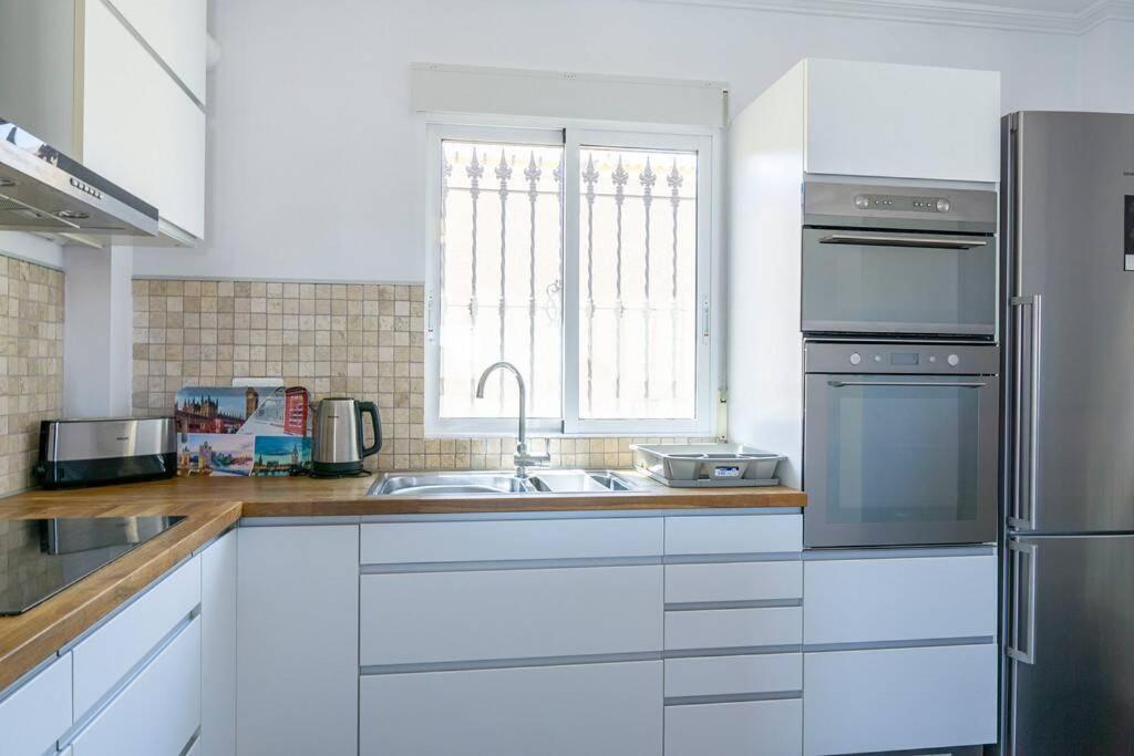 Casa Lilly-Rose, A Beautiful 3 Bedroom Detached Villa A Short Walk To The Villamartin Plaza & Golf Course Esterno foto